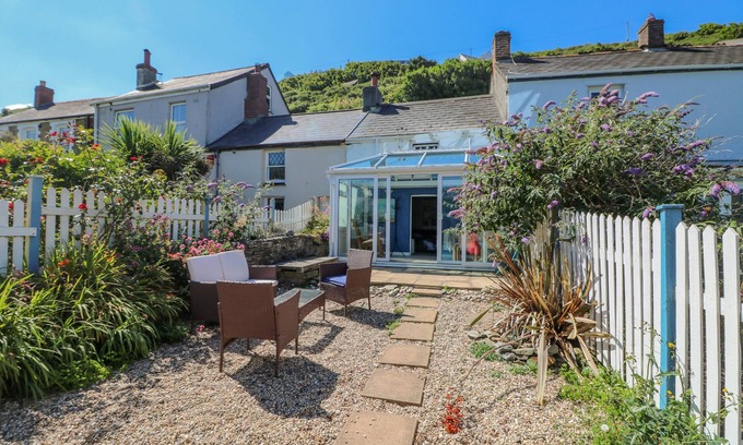 Portreath Cottage | PEBBLE COTTAGE, pet friendly, country holiday cottage in Portreath