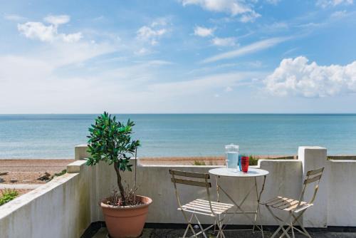 Folkestone House | Pebbles by Bloom Stays