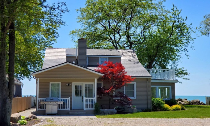 Leamington Cottage | 'PELEE SHORES' Point Pelee Lakefront Vacation Cottage