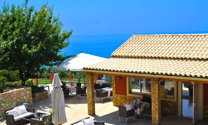 Parelia Apartment | Pelekas Beach, Studio Apartments With a Pool