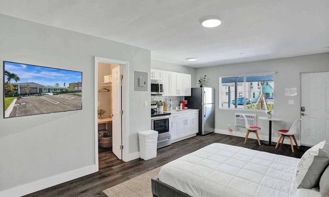 Pompano Beach Apartment | Pelican by Stay Hospitality