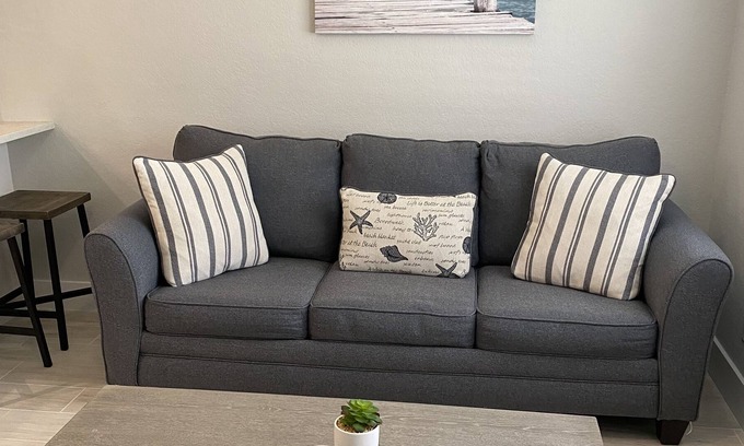 East Ocean Ave House | Pelican Place! (1.2 Miles to the beach)