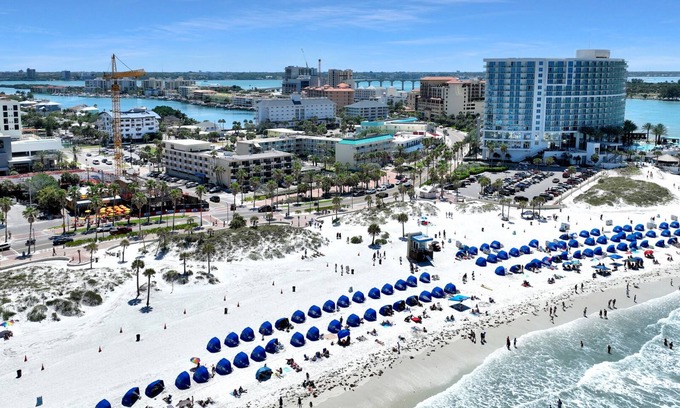 Clearwater Beach Hotel | Pelican Pointe Clearwater Beach Hotel
