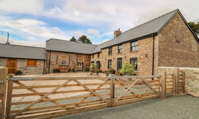 Brecon Cottage | PEN BONT HOME FARM, pet friendly, with open fire in Builth Wells