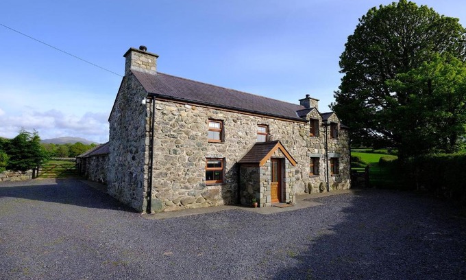 Dinas House | Pen Y Bont