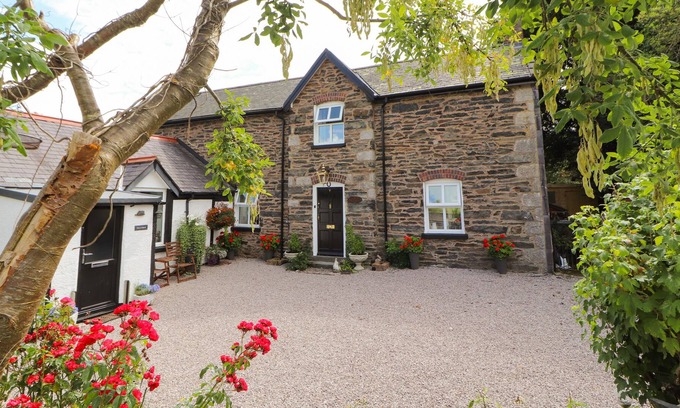 Llanfair Talhaiarn Cottage | PEN Y BONT, pet friendly, with open fire in Llanfair Talhaiarn