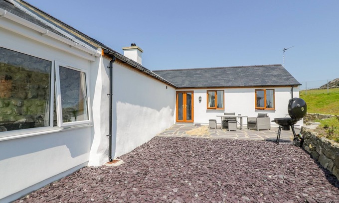 Garndolbenmaen Cottage | PEN Y BRAICH UCHAF, pet friendly, with open fire in Tremadog