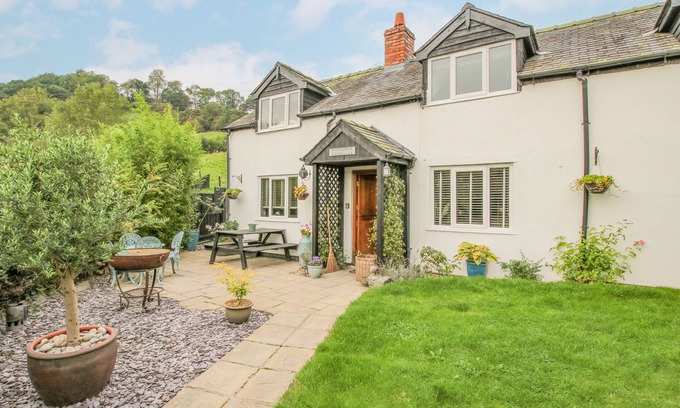Berriew Cottage | PEN Y GROES, pet friendly, character holiday cottage in Berriew
