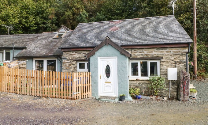 Clydey Cottage | PENDRE COTTAGE, pet friendly, with a garden in Cenarth