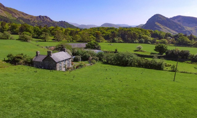 Tywyn House | PENIARTH GANOL, pet friendly, character holiday cottage in Tywyn