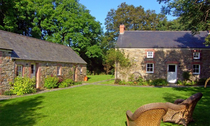 Glogue Cottage | PENLANFACH FARMHOUSE, family friendly, with open fire in Crymych