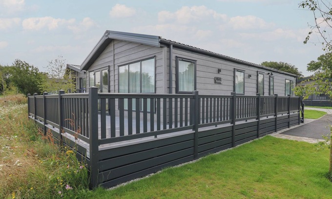 Fowey Cabin | PENMARLAM LODGE RETREAT 8, pet friendly, with a garden in Bodinnick
