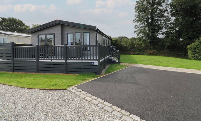 Fowey Cabin | PENMARLAM LODGE RETREAT 13, pet friendly, with hot tub in Bodinnick