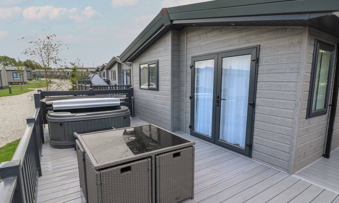 Fowey Cabin | PENMARLAM LODGE RETREAT 14, pet friendly, with hot tub in Bodinnick