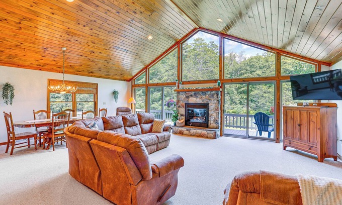 Belleville Cabin | Pennsylvania Cabin Hideaway: Hot Tub & Deck!