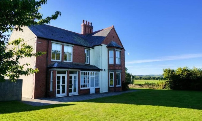 Bodorgan Apartment | Penrhyn Halen - a dog that sleeps 14 guests in 7 bedrooms