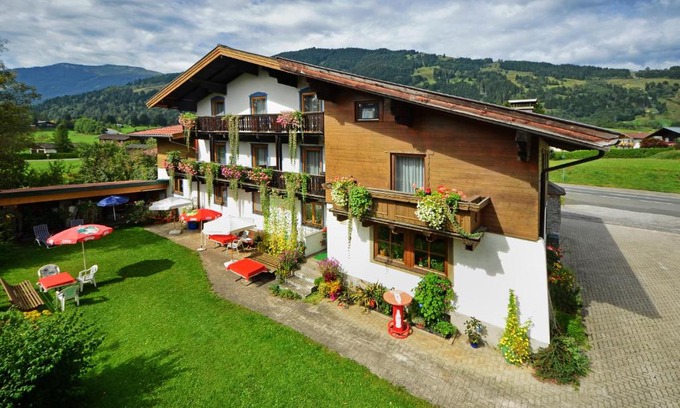 Saalfelden am Steinernen Meer House | Pension Erlhof
