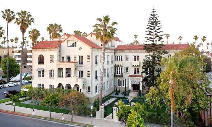 Wilshire Montana House | Penthouse 2A at Palihouse Santa Monica, Minutes to Santa Monica Pier Aquarium!