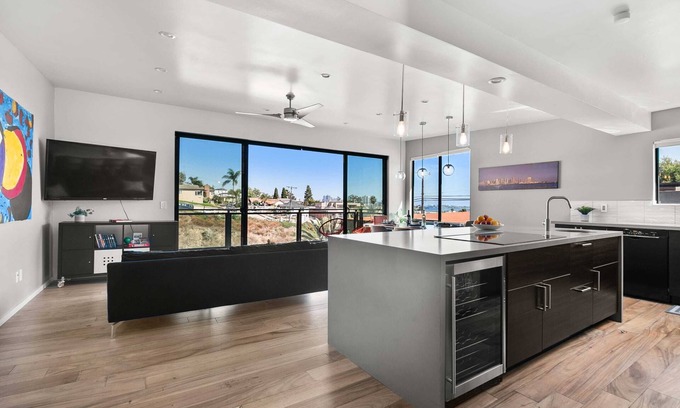 Mission Hills Apartment | Penthouse Amazing Views King Bed EV Central