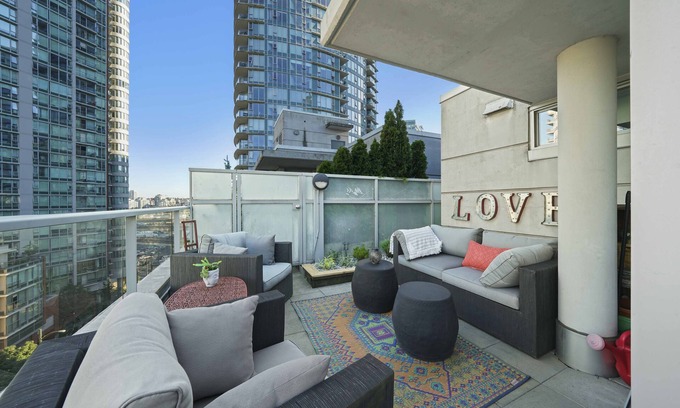 Strathcona Condo | Penthouse DT 2bed 2bath Rooftop Patio w/Parking