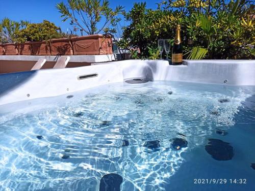 Antibes City Centre Apartment | Penthouse - Jacuzzi - Terrace - Parking - 2 pools