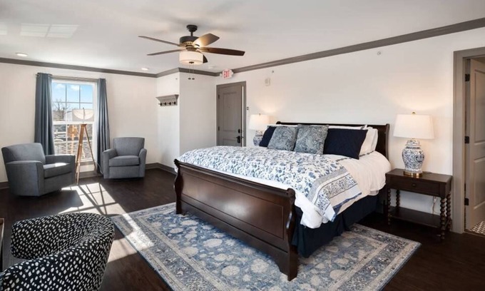 Parkville Apartment | Penthouse King Studio On Main w/ Sweeping Views!