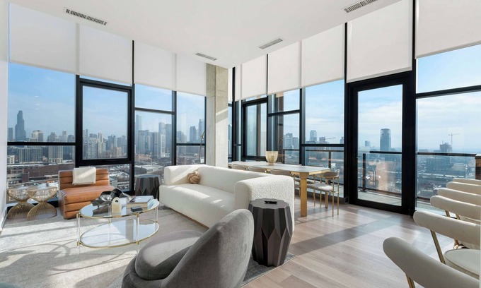 River West Apartment | Penthouse near Fulton Market: 3BR Luxury