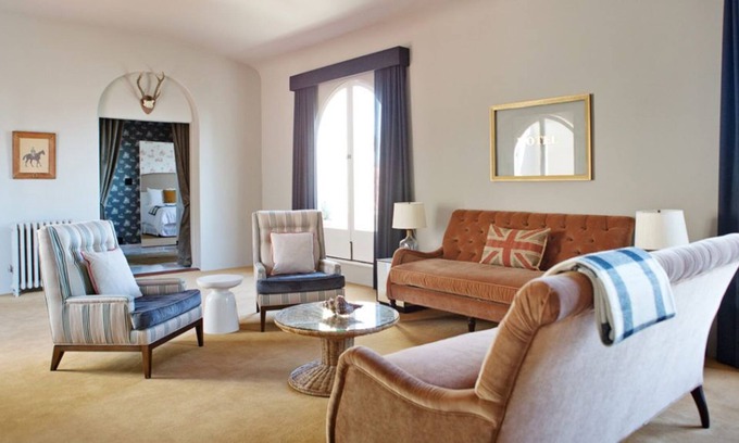 Wilshire Montana House | Penthouse One at Palihouse Santa Monica, Dogs are Allowed, Near Green Beach!