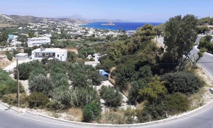 Kefalos Villa | Penthouse overlooking Kamari Bay. Large living room and terrace.