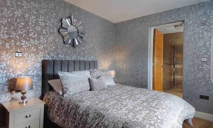 Liverpool Hotel | Penthouse room - Deluxe-Ensuite with Shower