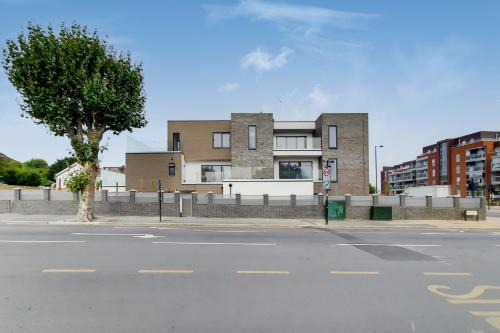 Cricklewood Apartment | Penthouse Studio Apt with Private rooftop terrace