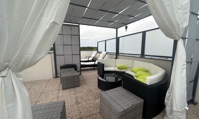 Le Blanc-Mesnil Apartment | PENTHOUSE Terrasse Jacuzzi 6 voyageurs