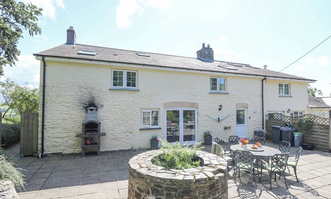 Glandyfi Cottage | PENUWCH FACH, pet friendly, character holiday cottage in Aberystwyth