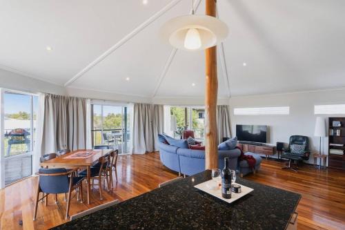 Peppermint Grove Beach House | Peppy Harmony House Coastal Calm on Geographe Bay