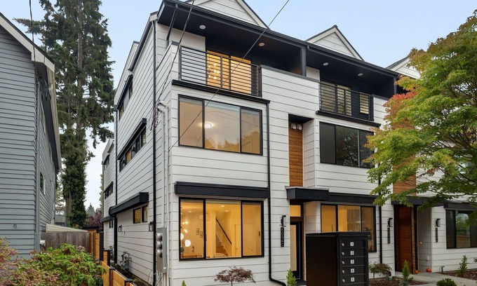 Whittier Heights House | Perch - Ballard Bliss: Great Ballard location! Spacious 3BR w/parking