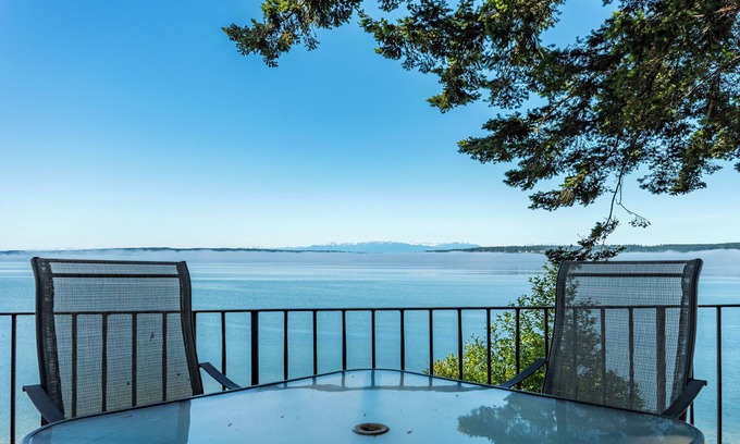 Camano Island House | Perch - Breezy Point Hideout: Waterfront w/Beach, Hot Tub, Kayak, Paddle