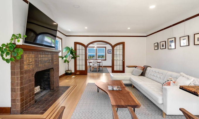 Phinney Ridge House | Perch - Phinney Ridge Vintage: Olympic mountain views