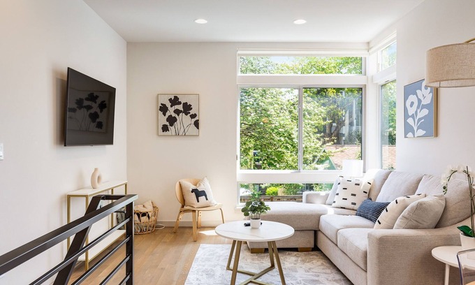 East Queen Anne House | Perch - Serene townhome located a 5-minute walk from a lively area