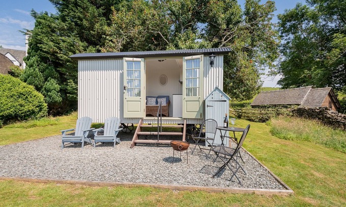 Windermere Cabin | Percy - a holiday Shepherds hut that sleeps 2 with an en-suite