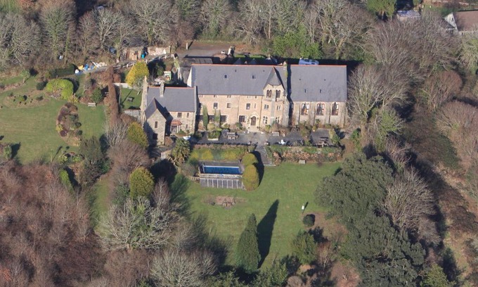 Lostwithiel House | Peregrine hall