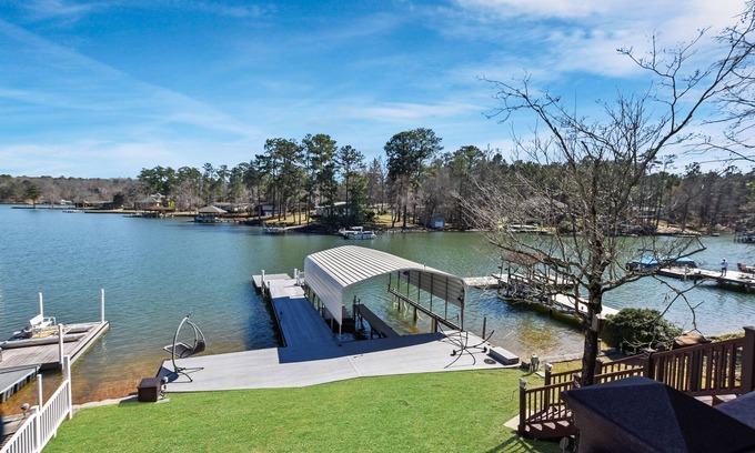 Eclectic House | Perfect 4 bed, 3 bath lake getaway w/amazing views in quiet cove!