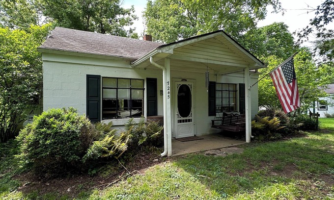 Frankfort Cottage | Perfect Bourbon Trail Couple Getaway