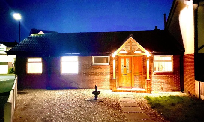 Openshaw House | Perfect Bungalow House with 3 bedrooms and 2 bath & Good Links to City Centre !