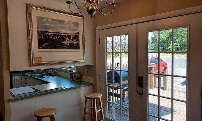 St. Andrews House | Perfect commute.lots of room and free parking!