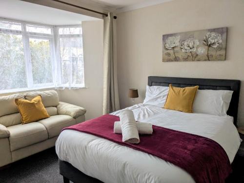 Wolverhampton House | Perfect Contractor 4 bed Parking