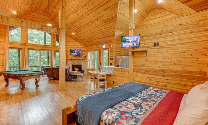 Cleveland House | Perfect Couples Cabin w 2 Person Spa Bath
