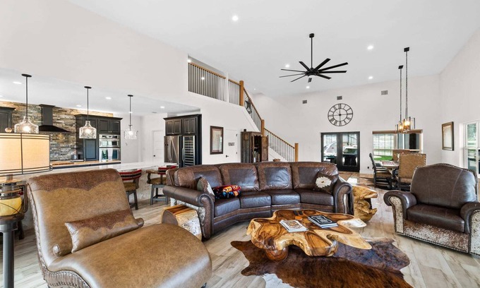 Fredericksburg House | Perfect Couple’s Getaway in Luckenbach Tx Hot tub Pool