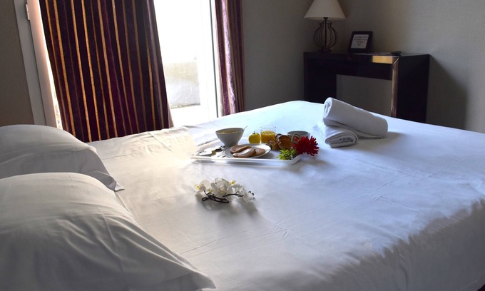 Sanary-sur-Mer Hotel | Perfect Family Getaway! Spacious Room | Garden & Private Parking