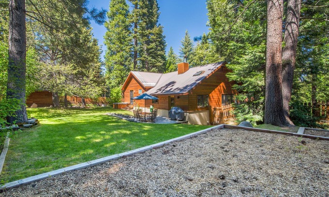 Tahoma House | Perfect Family Getaway-WI-FI-HDTV-Hot Tub-Fenced Back Yard