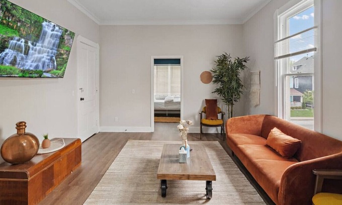Old Northside Apartment | Perfect for Family & Friends | Spacious 3BR Home